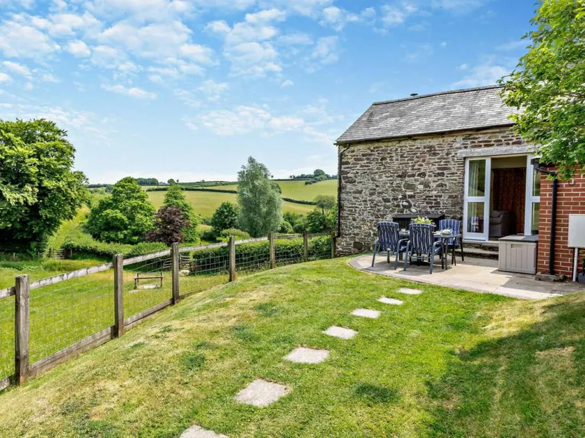 Cottage with garden - Image 1