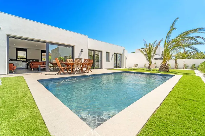 Großzügige Villa mit Terrasse, Grill und privatem Pool - Image 1