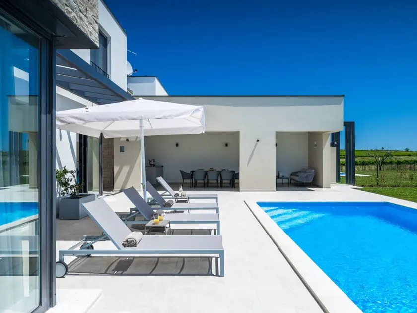 House with BBQ, jacuzzi & private pool - Image 1