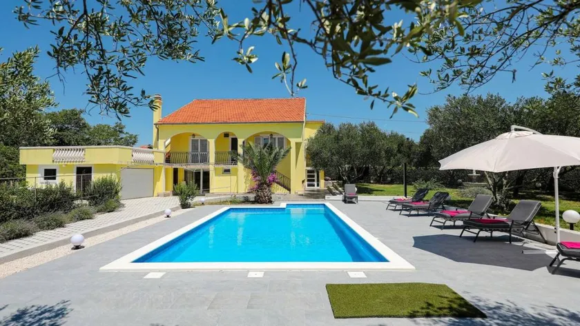 Fully equipped house with pool, garden & barbecue - Image 1