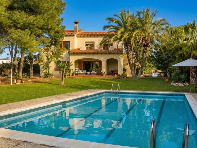 Villa with garden, private pool & BBQ - Image 1