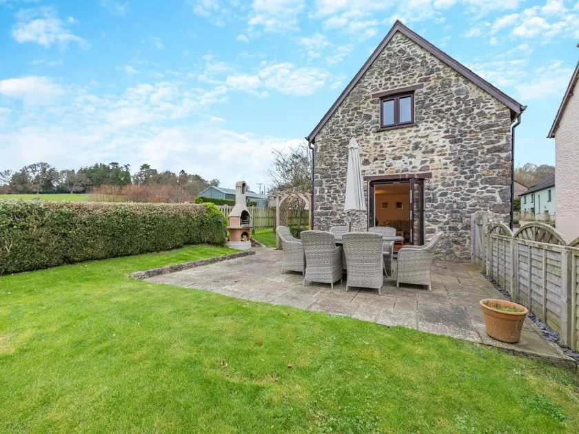 Children-friendly cottage with pool & garden - Image 1