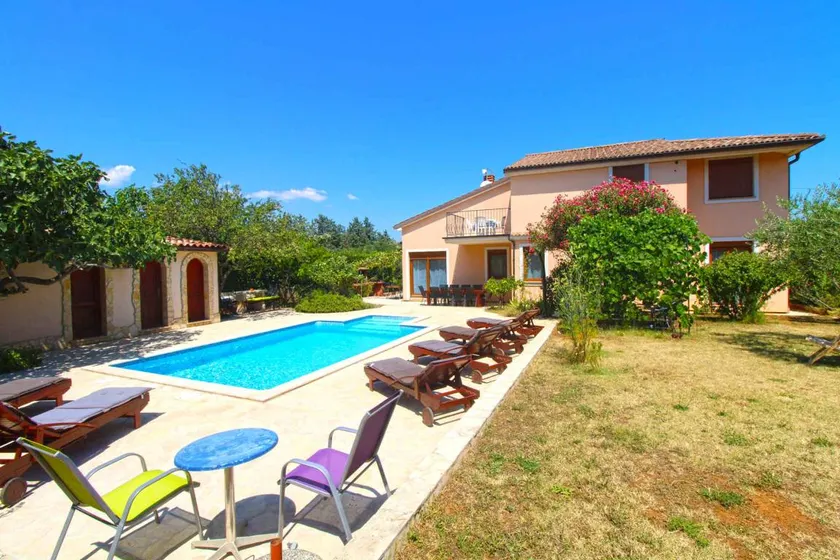 Fully equipped beautiful villa with terrace, barbecue & garden | Pets allowed - Image 1