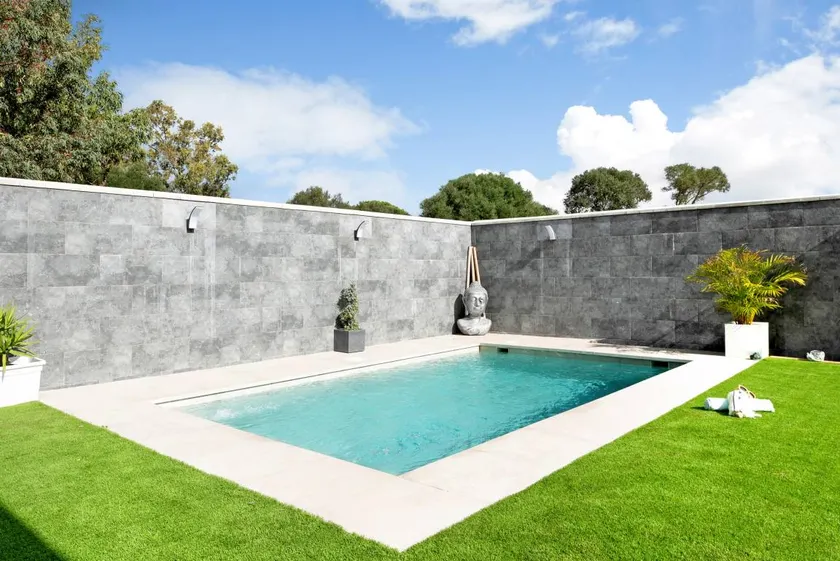 Maison adaptée aux familles avec piscine, terrasse et internet haut débit | Vue jardin - Image 1