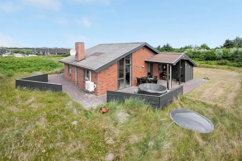 House with terrace & hot tub - Image 1