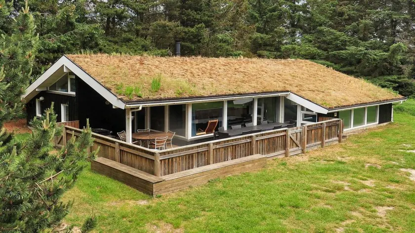 Holiday home with sauna, jacuzzi & pool - Image 1