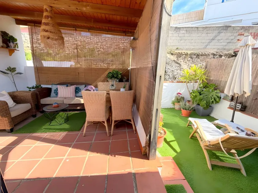 Apartment with terrace - Image 1