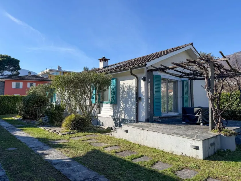 Attractive, renovated detached house with terrace and lawn - Image 1