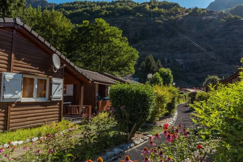 Children-friendly chalet with heated pool, barbeque & garden | Pets are welcome - Image 1