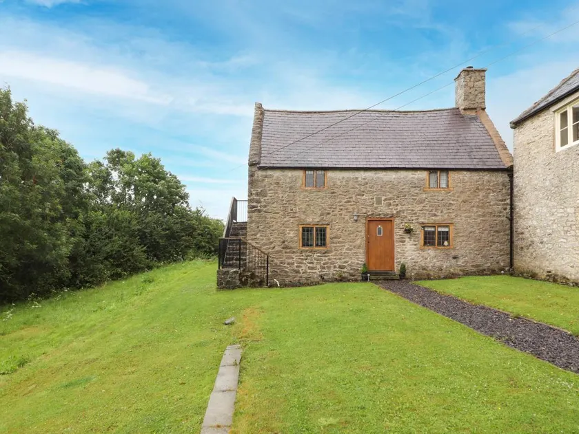 Cottage with garden - Image 1