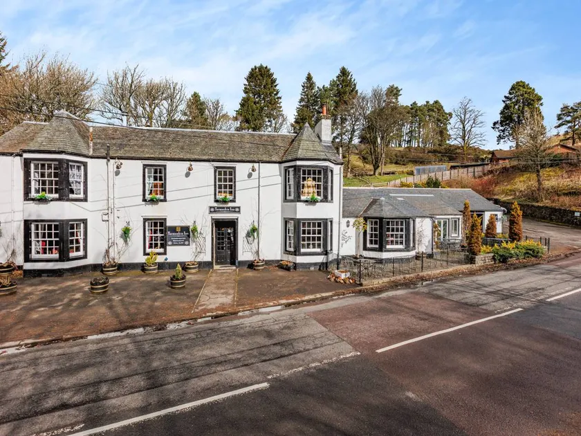 Family-friendly cottage with BBQ & garden | River view | Dogs allowed - Image 1