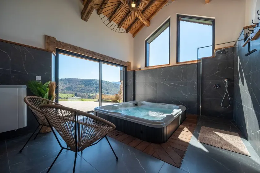 Family-friendly chalet with garden, terrace & hot tub | Mountain view - Image 1