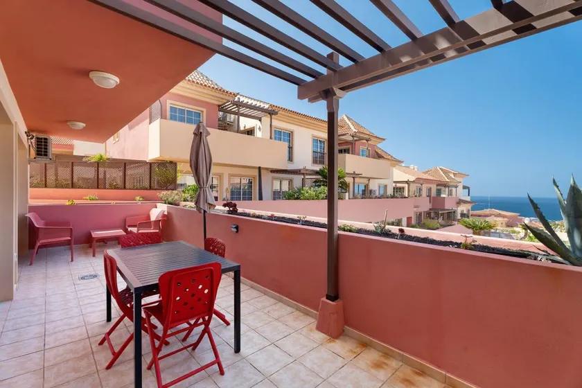 Appartement entièrement équipé avec piscine chauffée, terrasse et barbecue | Vue ville | Adapté au travail à distance - Image 1