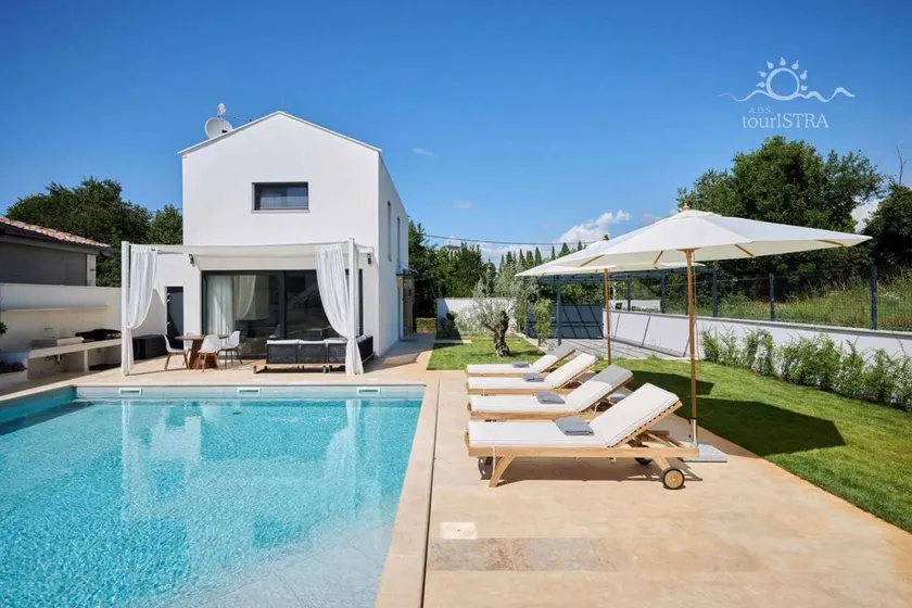 Villa mit Pool, Klimaanlage, Internet und einer großen überdachten Terrasse - Image 1
