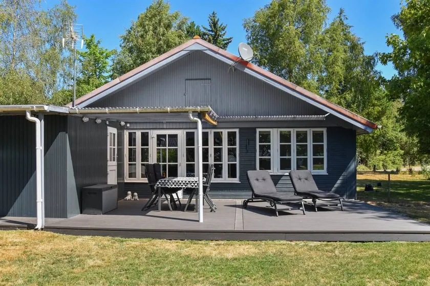 Family-friendly holiday home with sauna, terrace & garden - Image 1