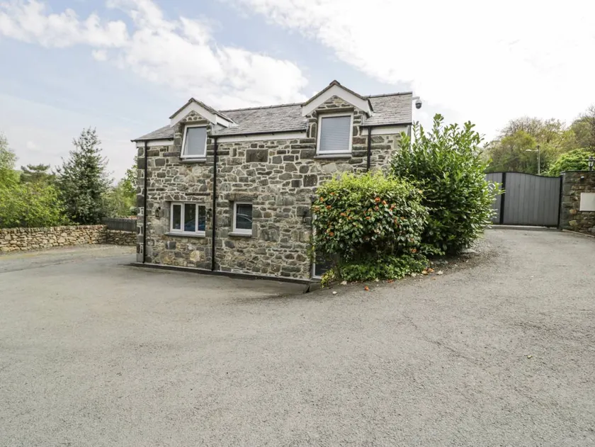 Family-friendly beautiful cottage with garden | Pets allowed - Image 1