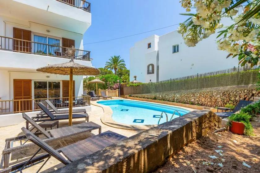 Appartement de vacances avec piscine, internet haut débit et jardin | Vue jardin - Image 1