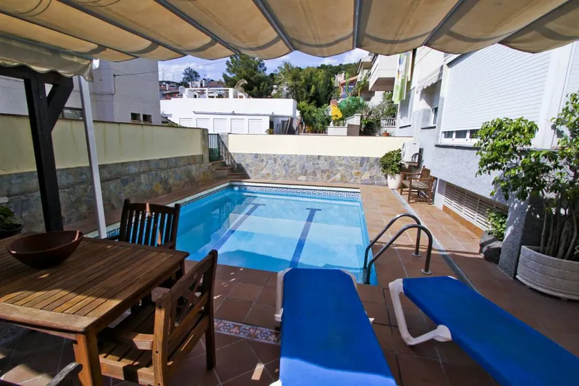 Maison avec barbecue, terrasse et jacuzzi - Image 1
