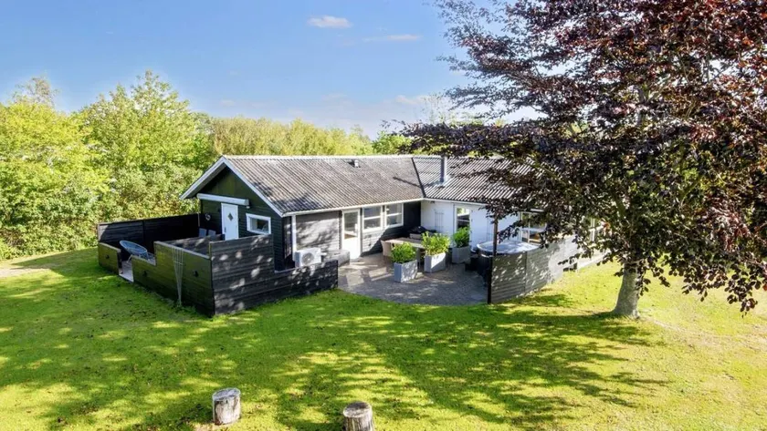 Ample holiday home with terrace - Image 1