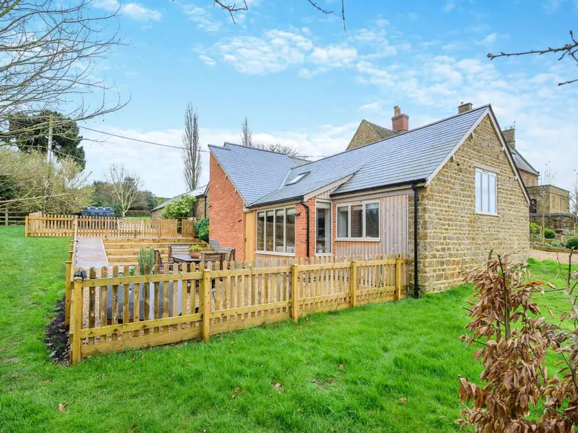 Family-oriented cottage with garden & barbeque - Image 1