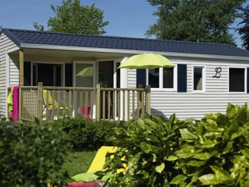 Mobile home with pool - Image 1