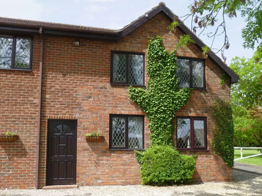 Cottage with barbeque, pool & garden | River view - Image 1
