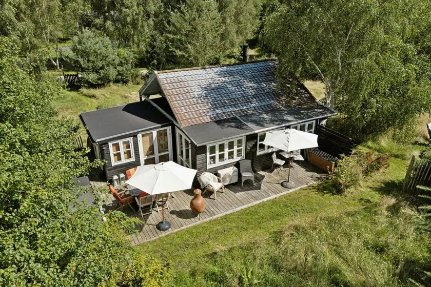 Wooden house with wild garden by Sejerø Bay - Image 1