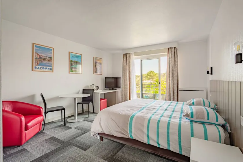 Flat with garden & pool | Lake view - Image 1