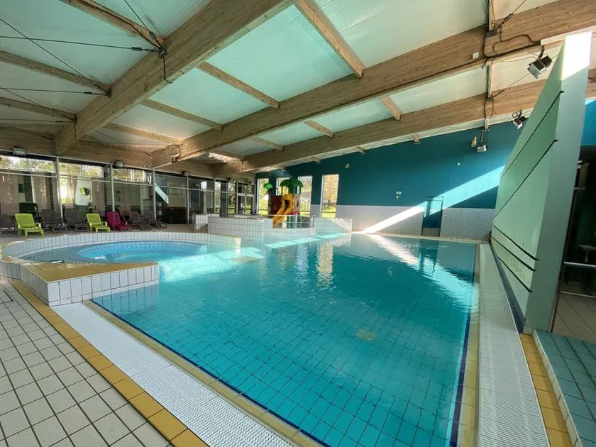 Casa móvil apropiada para familias con terraza y piscina climatizada - Image 1