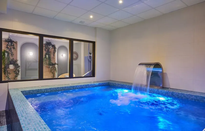 Family-friendly condo with jacuzzi & sauna | City view | Good for workation - Image 1