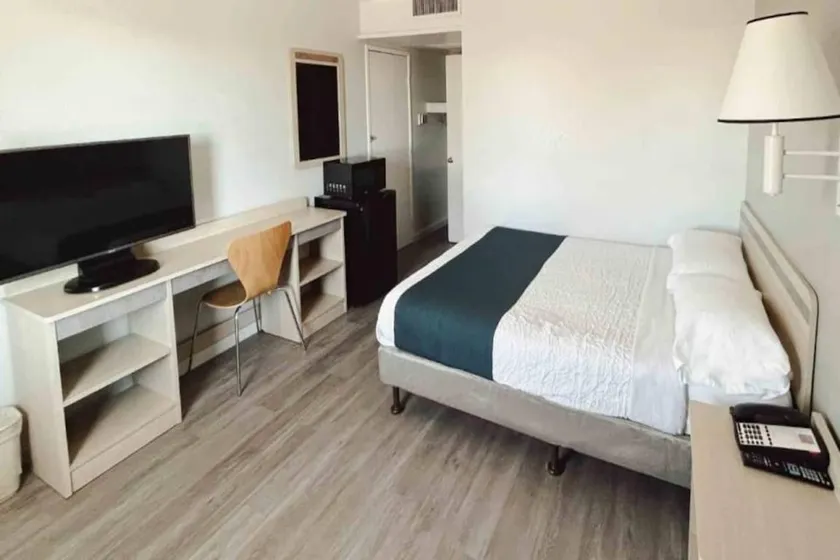 Flat with pool - Image 1
