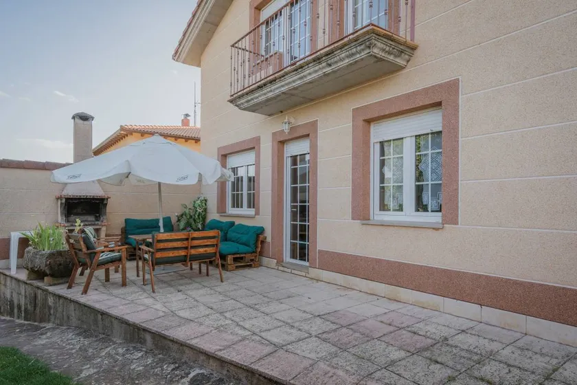 Holiday home with garden, terrace & pool | Mountain view - Image 1