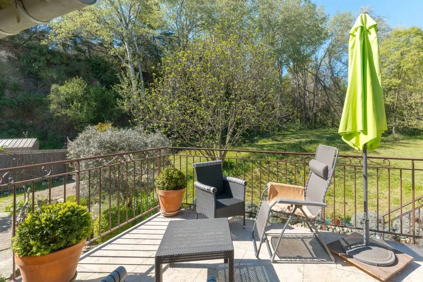 Casa con giardino, terrazza e piscina | Vista sul giardino - Image 1