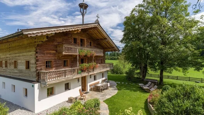Holiday home with garden & BBQ - Image 1