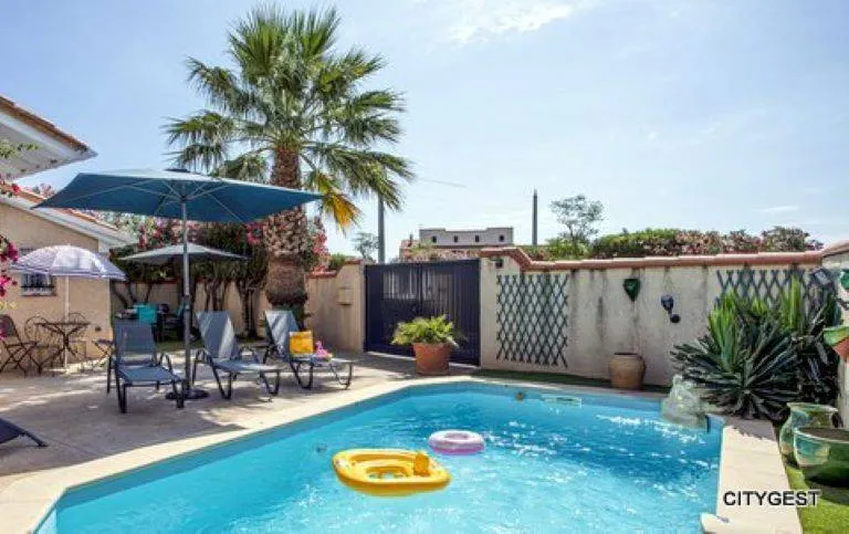 Villa with terrace, BBQ & private pool - Image 1