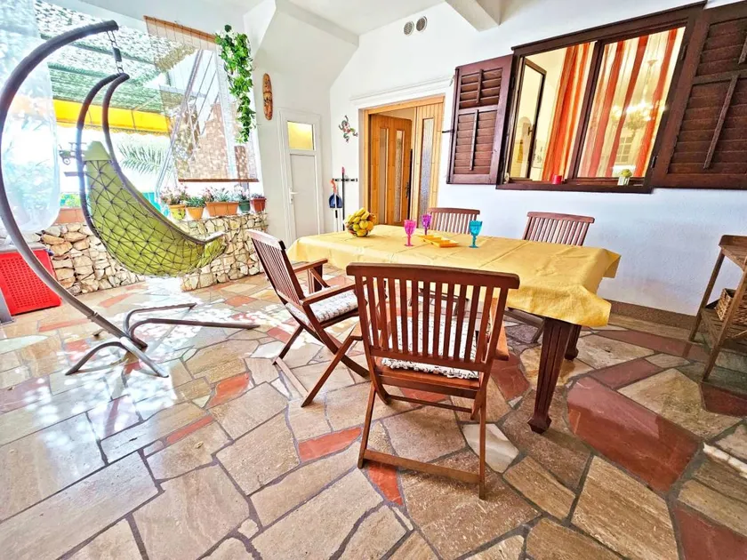 Flat with terrace - Image 1