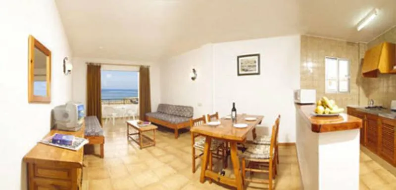 Flat with garden, terrace & pool - Image 1