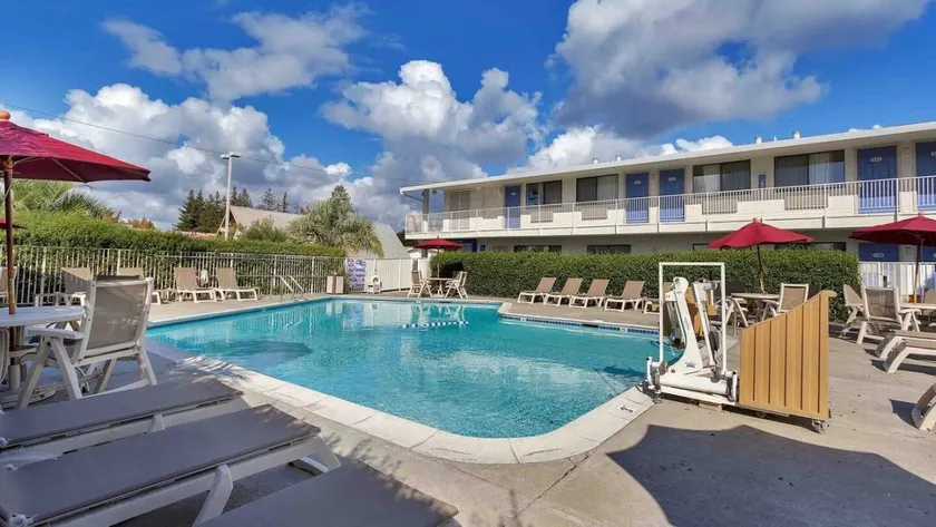 Holiday apartment with pool - Image 1
