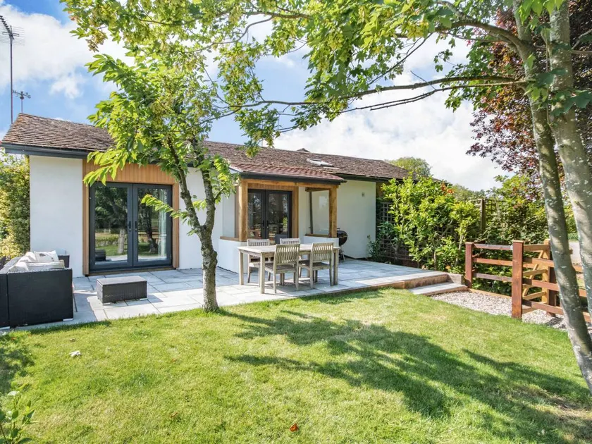 Cottage with barbecue & garden - Image 1