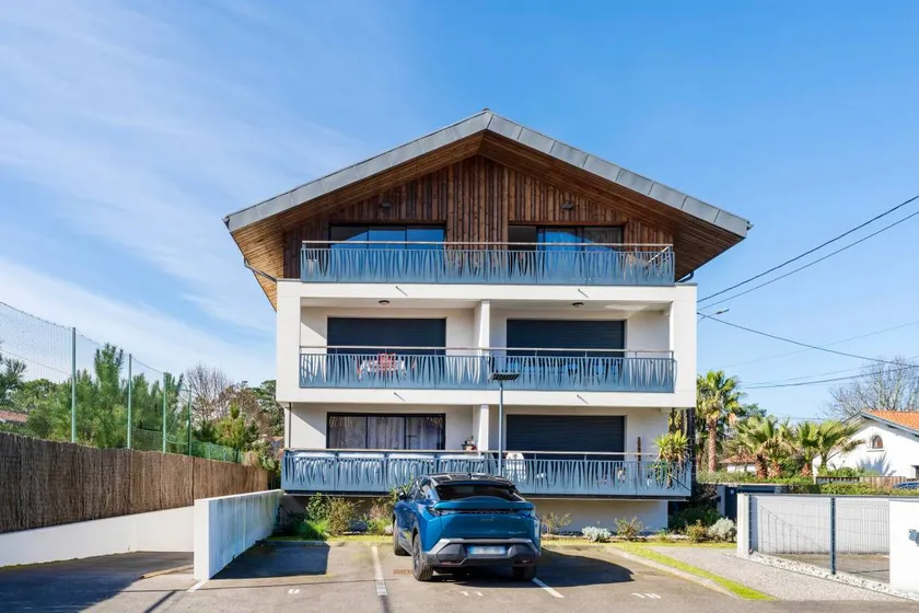 Appartement de vacances entièrement équipé avec internet haut débit, jardin et terrasse | Vue jardin - Image 1