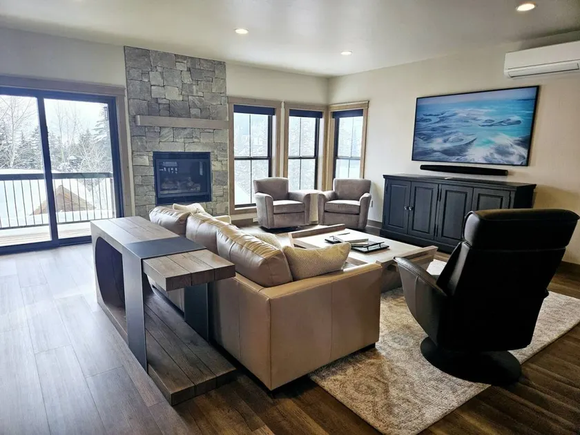 Flat with terrace & private pool - Image 1