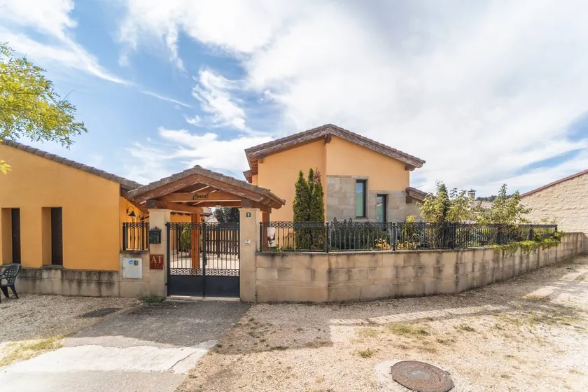 Holiday home with garden & barbecue - Image 1