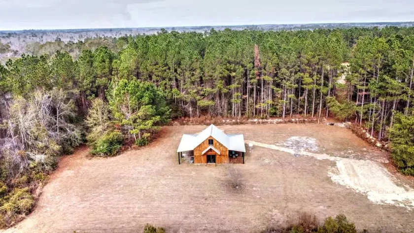 Luxury Vineyard Barn Retreat with Private Trails Near Nashville, Georgia - Image 1