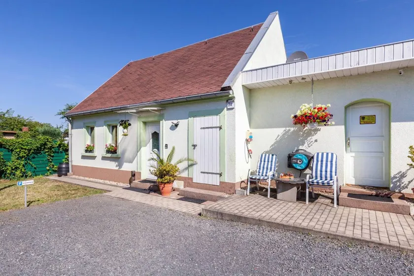 House with sauna, terrace & pool - Image 1