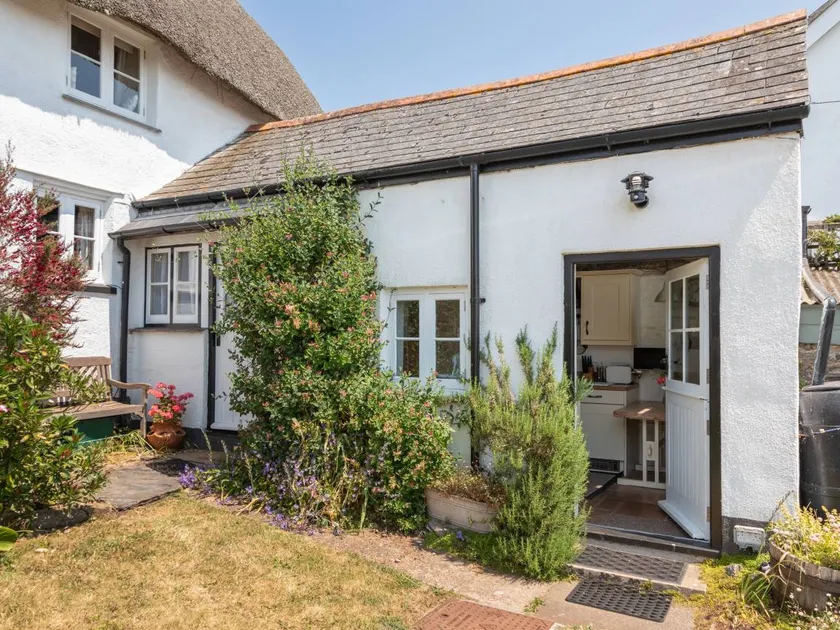 Cottage with garden - Image 1