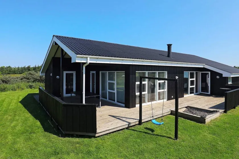 House with terrace & hot tub - Image 1
