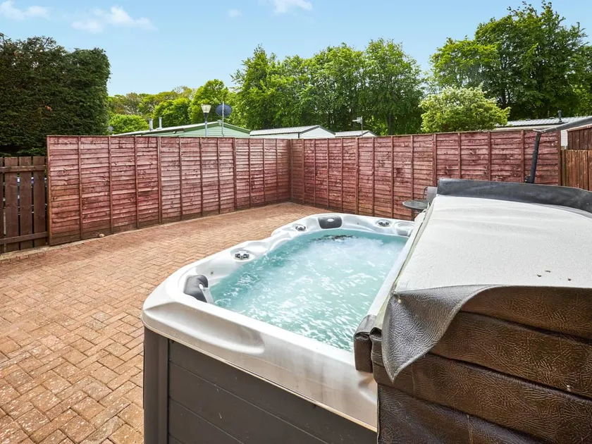 Cottage with garden, BBQ & hot tub - Image 1