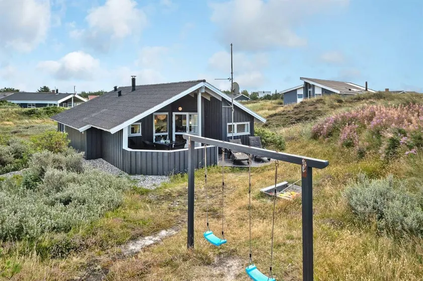 Fully equipped charming house with sauna, terrace & hot tub - Image 1