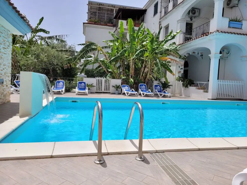 Agréable appartement de vacances adapté aux familles avec barbecue, jardin et piscine - Image 1