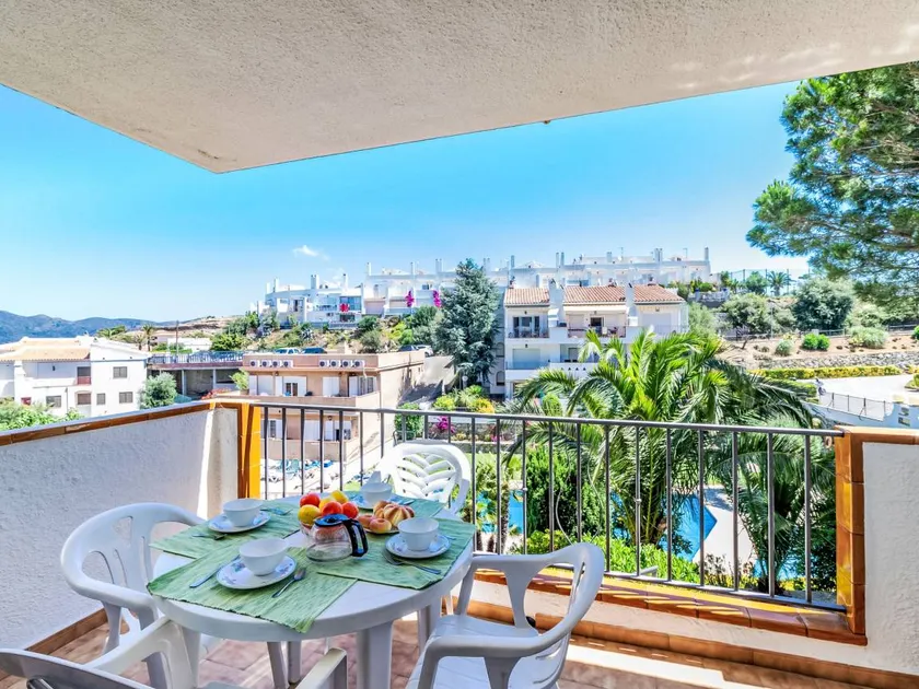 Flat with terrace, pool & garden - Image 1